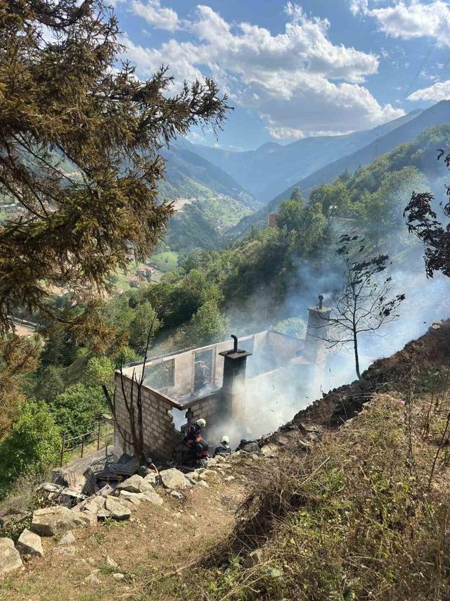 &Ccedil;ıkan yangında ev yanarak k&uuml;l oldu 1