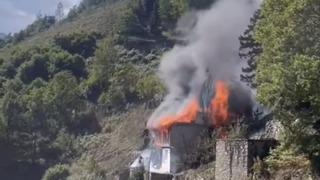 Çıkan yangında ev yanarak kül oldu