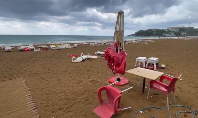 Alanya&rsquo;da şiddetli r&uuml;zgar sahili savaş alanına &ccedil;evirdi: Şezlonglar metrelerce s&uuml;r&uuml;klendi 3