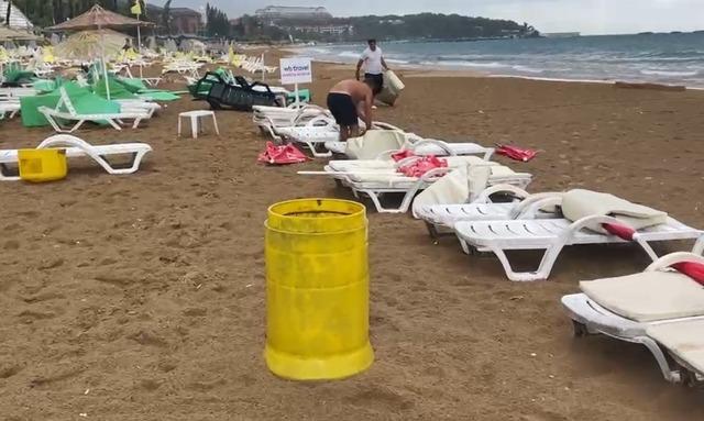Alanya&rsquo;da şiddetli r&uuml;zgar sahili savaş alanına &ccedil;evirdi: Şezlonglar metrelerce s&uuml;r&uuml;klendi 1