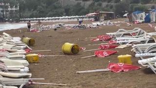 Alanya’da şiddetli rüzgar sahili savaş alanına çevirdi: Şezlonglar metrelerce sürüklendi