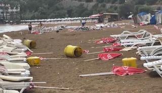 Alanya&rsquo;da şiddetli r&uuml;zgar sahili savaş alanına &ccedil;evirdi: Şezlonglar metrelerce s&uuml;r&uuml;klendi