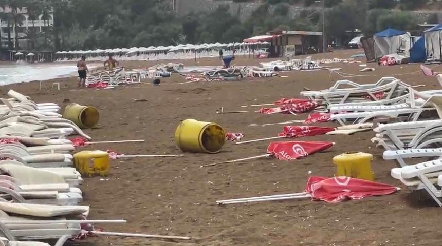 Alanya&rsquo;da şiddetli r&uuml;zgar sahili savaş alanına &ccedil;evirdi: Şezlonglar metrelerce s&uuml;r&uuml;klendi