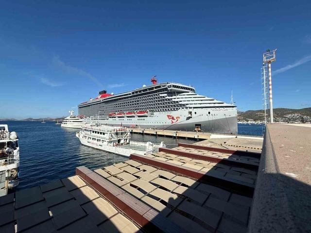 Bodrum&rsquo;a dev kruvaziyer ile 2 bin 637 turist geldi 4