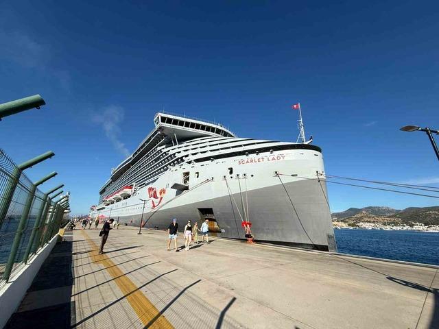 Bodrum&rsquo;a dev kruvaziyer ile 2 bin 637 turist geldi 3