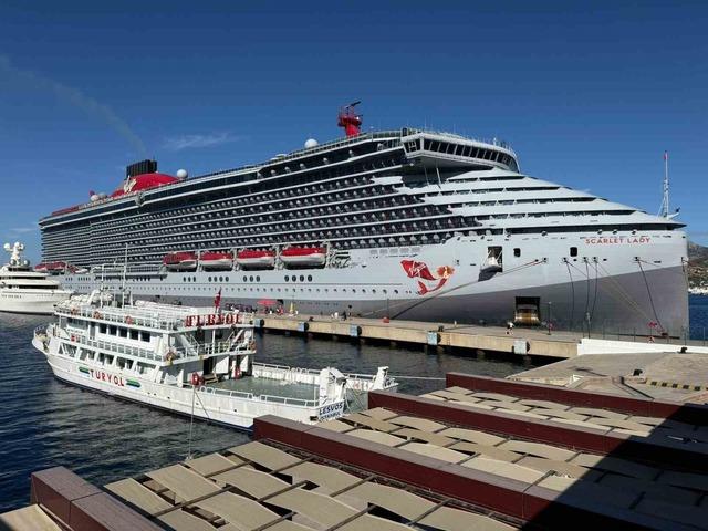 Bodrum&rsquo;a dev kruvaziyer ile 2 bin 637 turist geldi 1