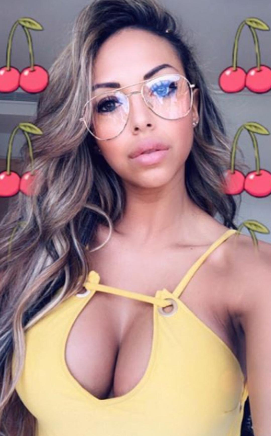 Milli futbolcumuz seksi g&uuml;zelle yakalandı!