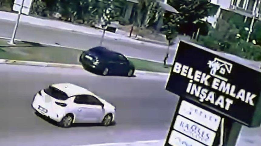 Antalya'da direksiyon başında fenalaşan s&uuml;r&uuml;c&uuml; hayatını kaybetti