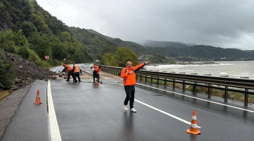 Zonguldak'ta aşırı yağış: Alaplı-Ak&ccedil;akoca yolunda heyelan