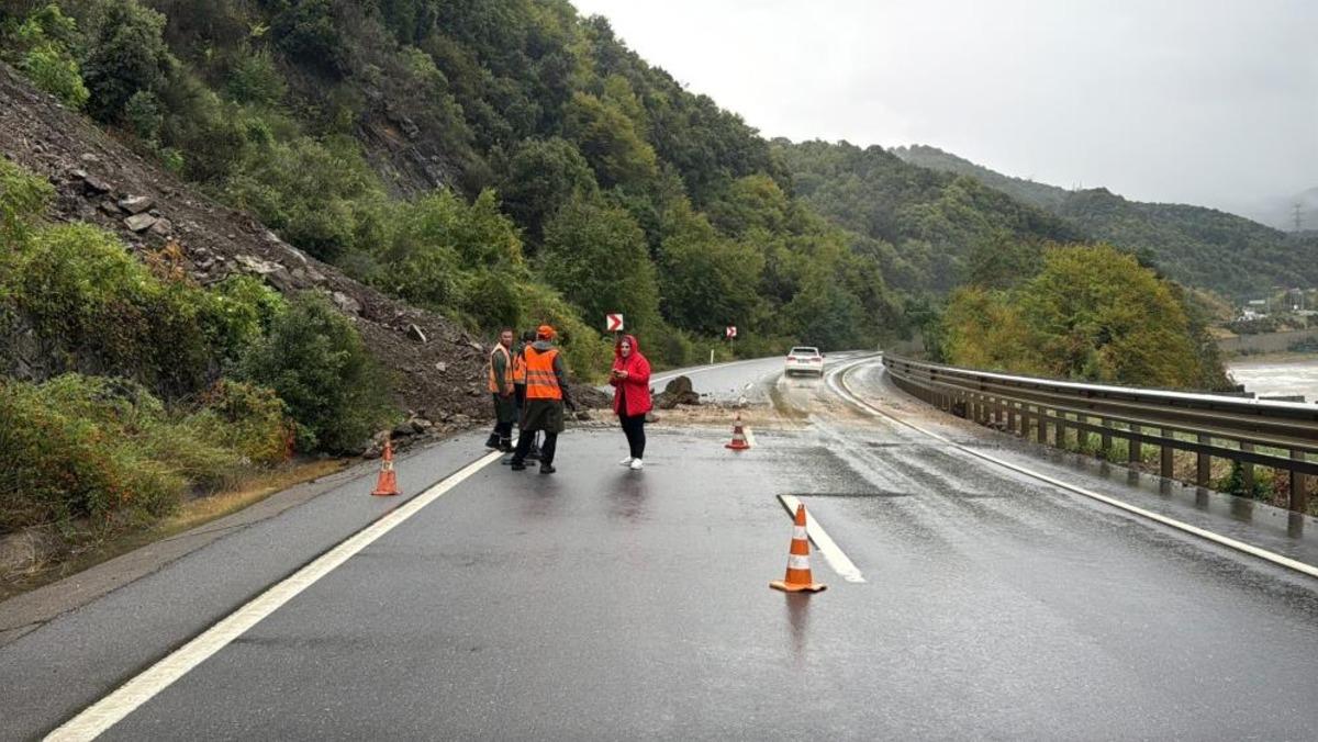 Zonguldak ta aşırı yağış: Alaplı-Akçakoca yolunda heyelan 1