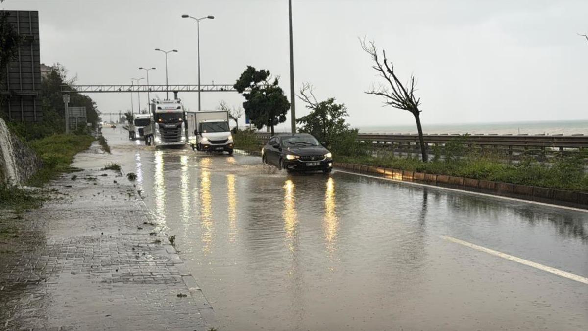 Zonguldak ta aşırı yağış: Alaplı-Akçakoca yolunda heyelan 3