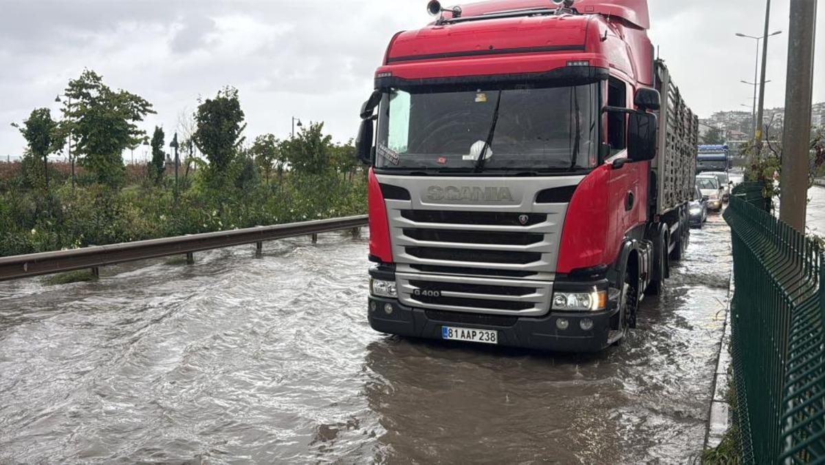 Zonguldak ta aşırı yağış: Alaplı-Akçakoca yolunda heyelan 4