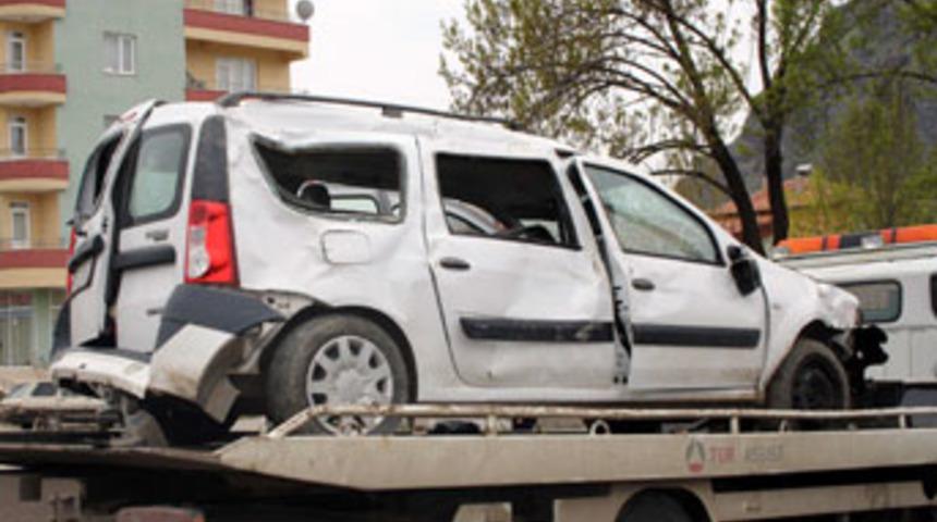 Devrilen otomobildeki 4 kişi yaralandı