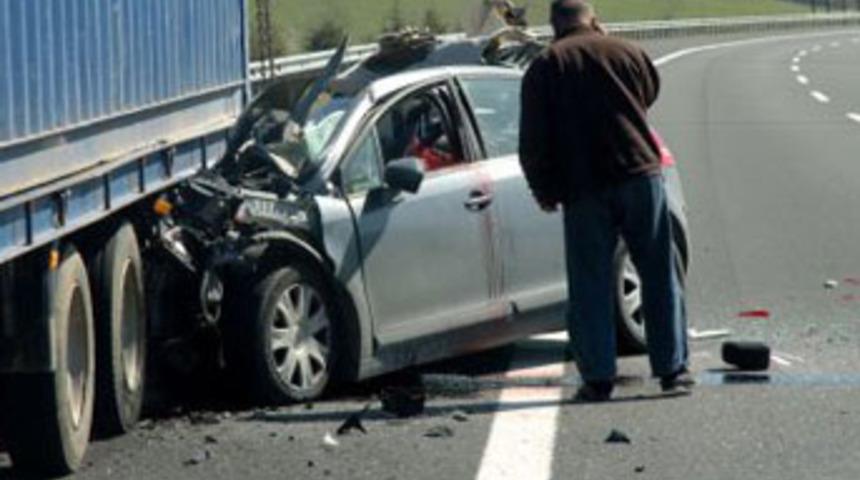 Otomobil,  TIR'a &ccedil;arptı: 1 &ouml;l&uuml;