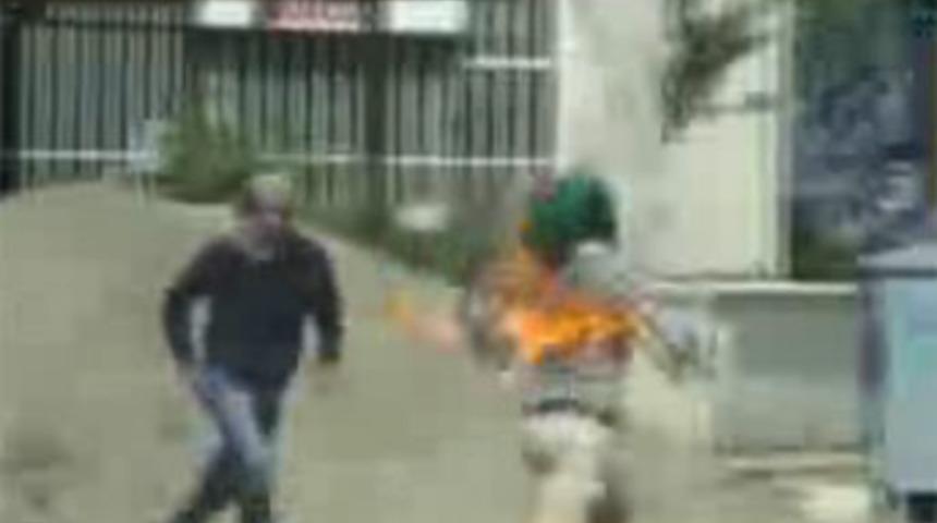 Attığı molotof kendini yaktı