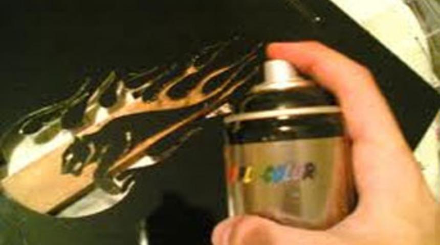 Bisikletini boyarken canından oldu