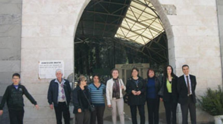 Basın a&ccedil;ıklamasını mezarlıkta yaptı