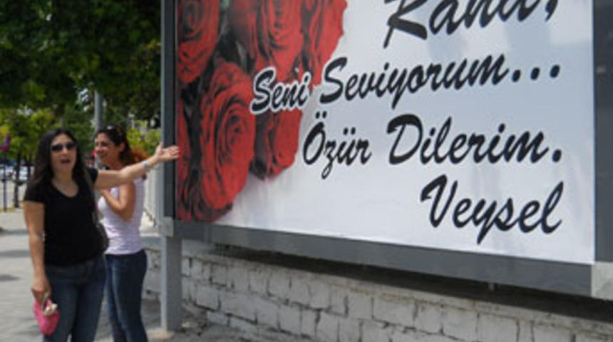 Billboard ilanıyla eşinden özür diledi