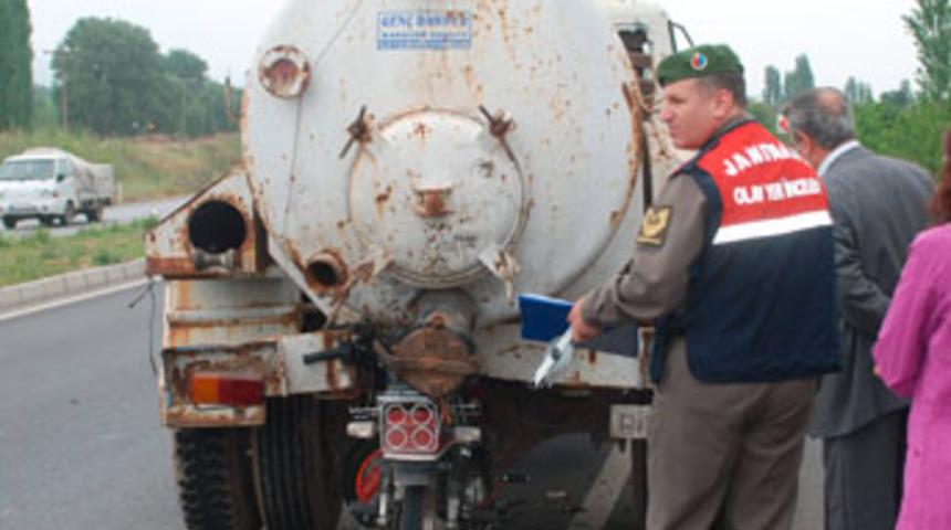 Motosiklet, vidanj&ouml;re ok gibi saplandı