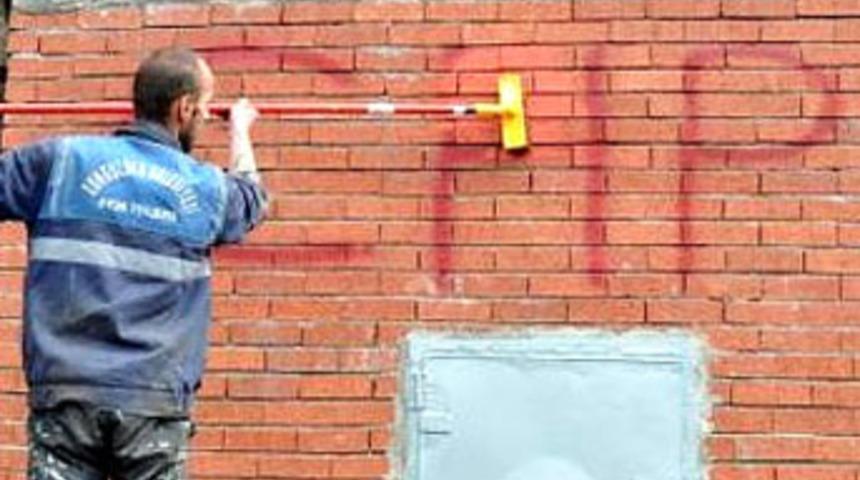 Başbakan i&ccedil;in &lsquo;CHP&rsquo;yi sildiler