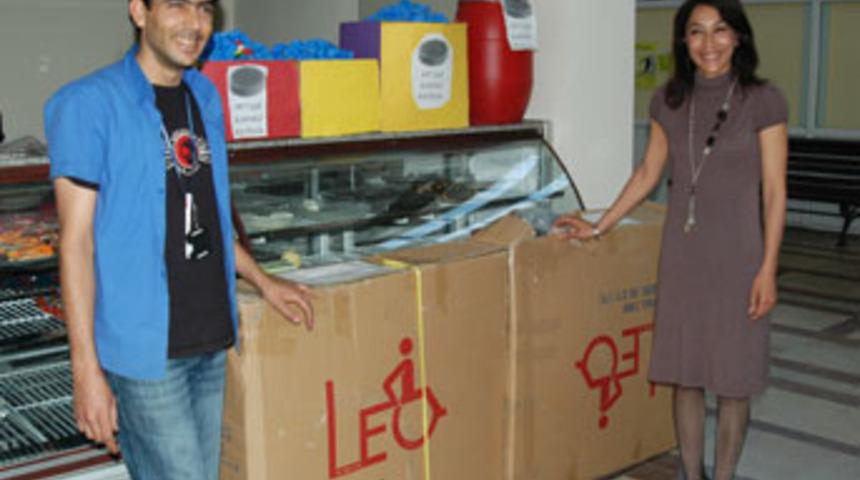 Pet şişe kapağıyla iki tekerlekli sandalye