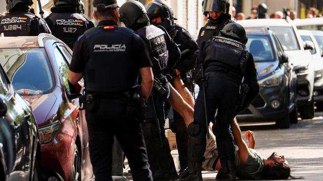 Madrid'de 87 yaşındaki kadın 70 yıldır oturduğu evinden zorla çıkartıldı! İspanyollar sokaklara döküldü
