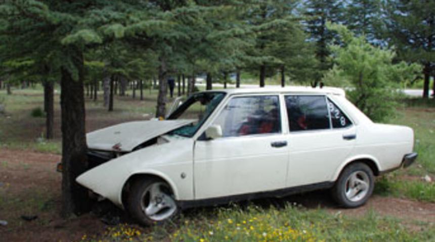 Polisten ka&ccedil;an gen&ccedil;ler ağaca &ccedil;arptı