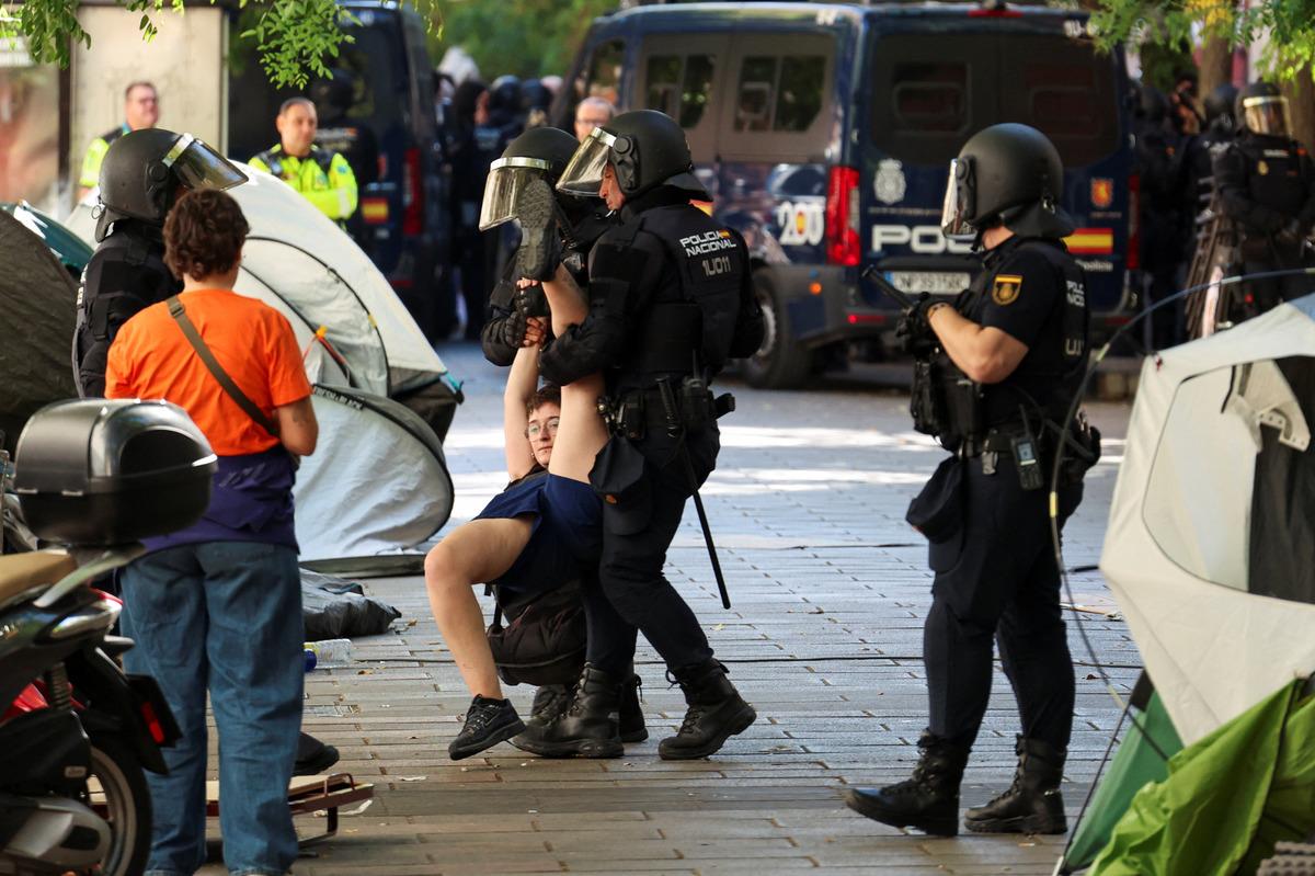 Madrid de 87 yaşındaki kadın 70 yıldır oturduğu evinden zorla çıkartıldı! İspanyollar sokaklara döküldü 5