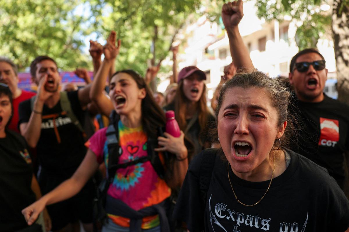Madrid de 87 yaşındaki kadın 70 yıldır oturduğu evinden zorla çıkartıldı! İspanyollar sokaklara döküldü 4