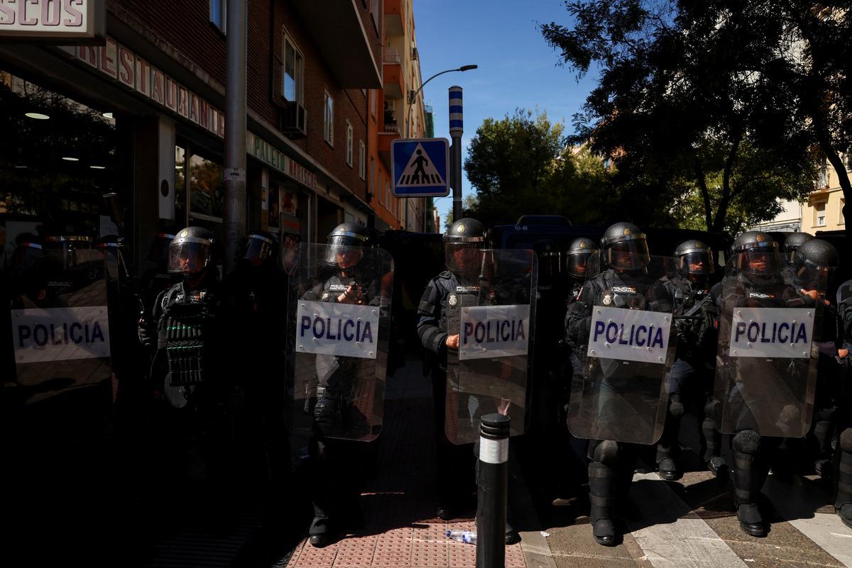 Madrid de 87 yaşındaki kadın 70 yıldır oturduğu evinden zorla çıkartıldı! İspanyollar sokaklara döküldü 11