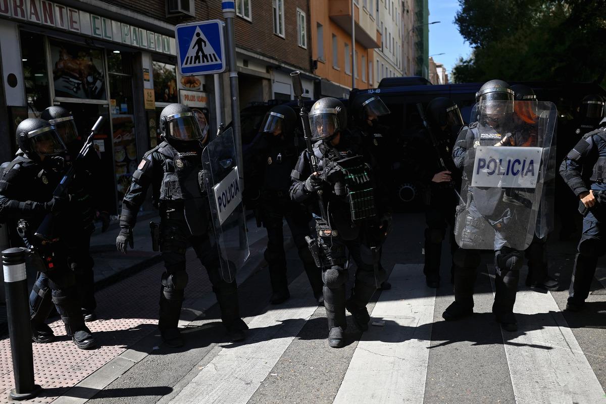 Madrid de 87 yaşındaki kadın 70 yıldır oturduğu evinden zorla çıkartıldı! İspanyollar sokaklara döküldü 10