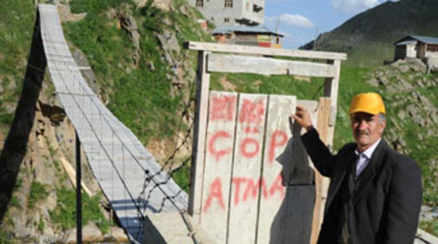 K&ouml;pr&uuml;ye kilitli kapı taktı