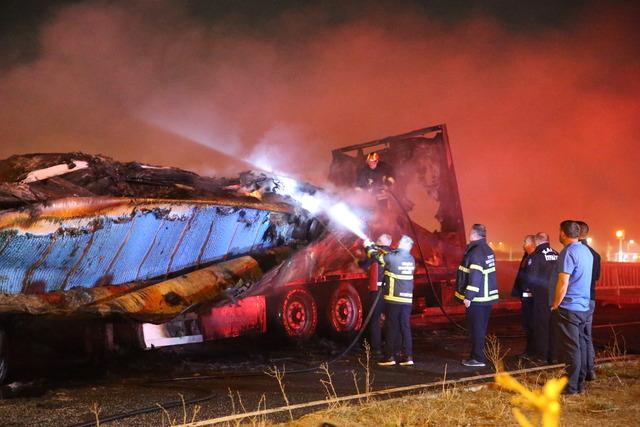 Kars ta kaza yapan plastik ham maddesi yüklü tır yandı 4