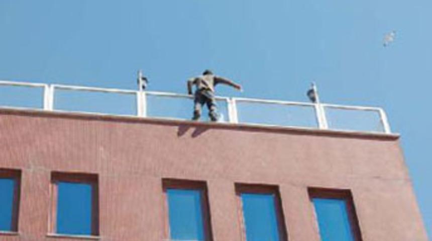 Ticaret odasına &ccedil;ıkarak intihara kalkıştı