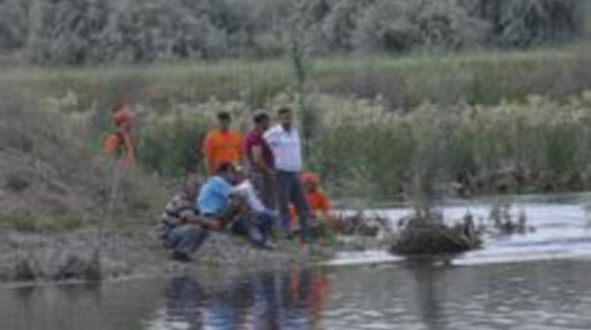 Boğulan &ccedil;ocuklardan birinin cesedine ulaşıldı