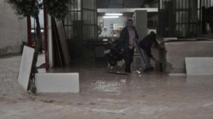 Sağnak yağış hayatı fel&ccedil; etti