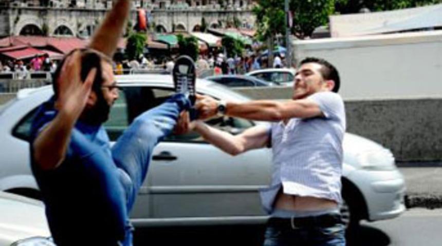 Yol ortasında tekme tokat kavga