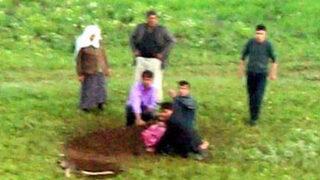 Yıldırımın çarptığı adamı toprağa gömdüler