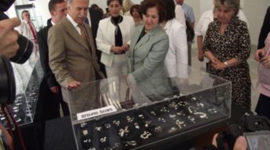 El yapımı hasır takılar sergilendi