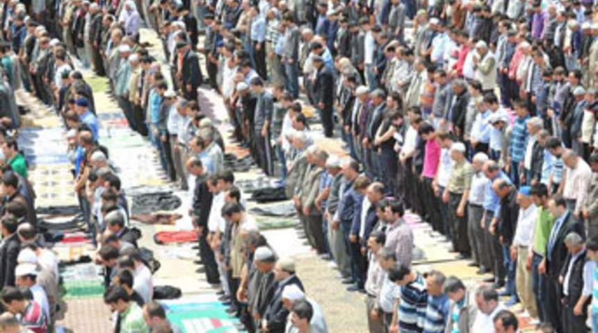 Cuma namazını dışarda kıldılar