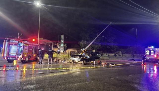 Sinop ta aydınlatma direğine &ccedil;arpan otomobildeki 1 kişi &ouml;ld&uuml;, 2 kişi yaralandı 1