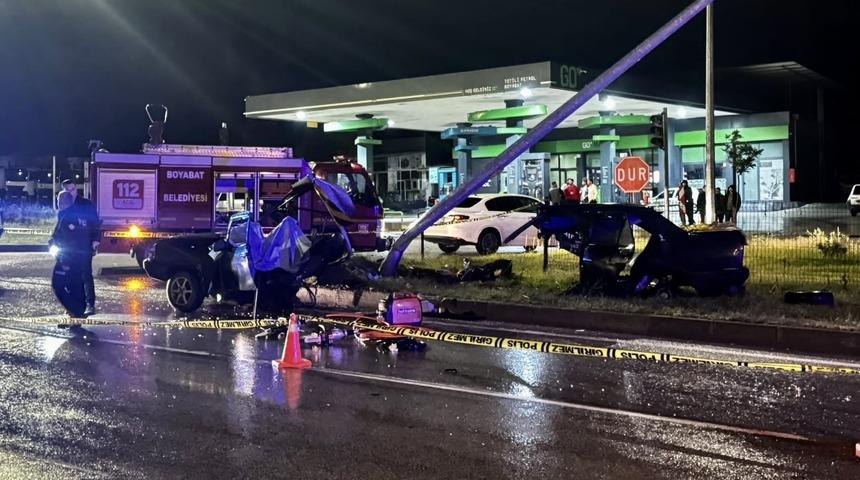 Sinop'ta aydınlatma direğine &ccedil;arpan otomobildeki 1 kişi &ouml;ld&uuml;, 2 kişi yaralandı