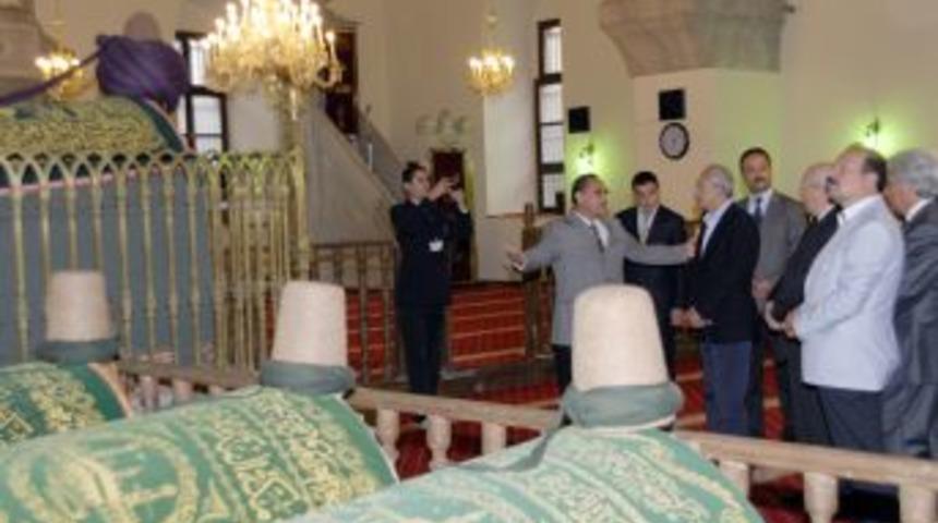 Sultan Divani&rsquo;ye saygı ziyareti