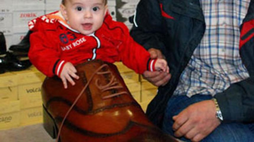 108 numara ayakkabı ilgi odağı oldu