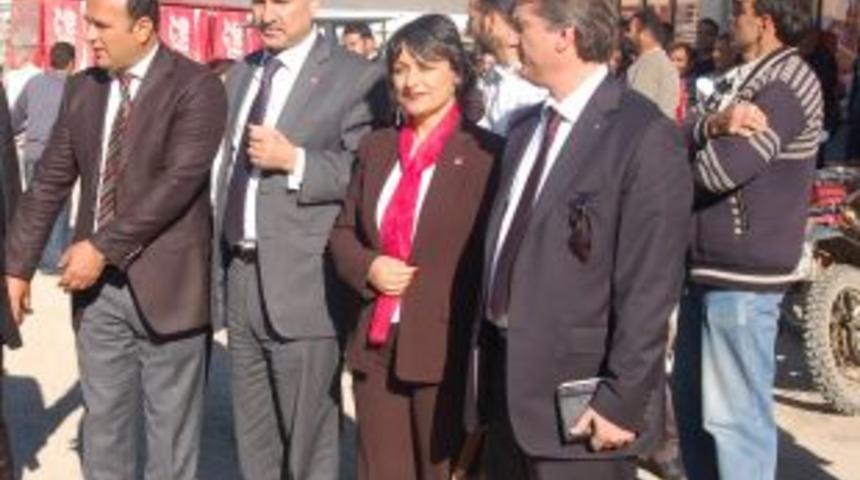 CHP Adana'da asılıyor