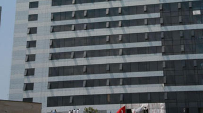 İşe başladığı ilk g&uuml;n inşaattan d&uuml;ş&uuml;p &ouml;ld&uuml;