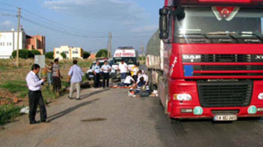 TIR'a çarpan motosikletteki 2 kişi öldü