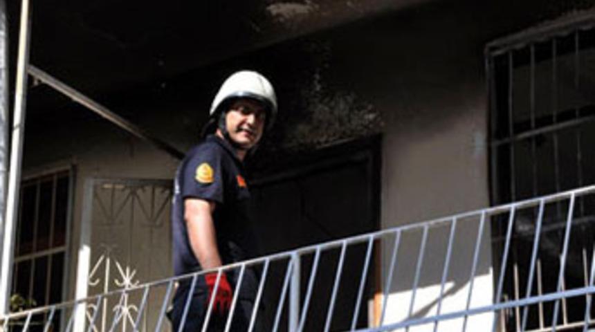 &Uuml;zerlerine kapıyı kilitleyip evi ateşe verdi