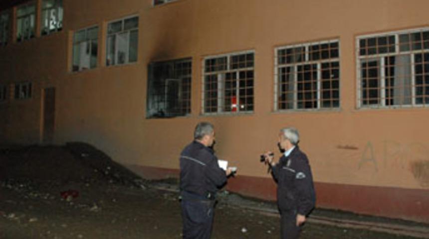 İlk&ouml;ğretim okuluna molotoflu saldırı