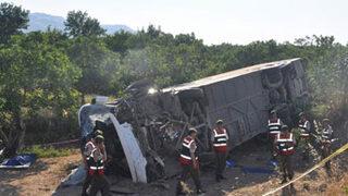Yolcu otobüsü devrildi; 1 ölü, 56 yaralı